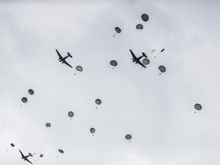 Etwa 200 Fallschirmspringer wiederholten einen Sprung, der von US-Soldaten am 6. Juni 1944 als Auftakt zu den Invasionen am D-Day gemacht wurde.