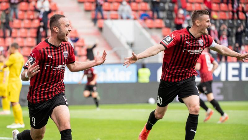 Stefan Kutschke (r) und Torschütze Fatih Kaya haben mit Ingolstadt nach dem Hinspiel-Heimsieg gegen Osnabrück das Tor zu 2. Liga weit aufgestoßen.