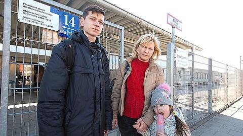Erste Station Ankunftszentrum der Regierung von Oberbayern: Natalia (41) ist mit ihren Kindern Magdalena (4), Vadim (17) und Maria (19) aus dem Westen der Ukraine geflüchtet. Drei Tage hat die Flucht der Familie gedauert. Die große Tochter wollte nicht mit aufs Foto.