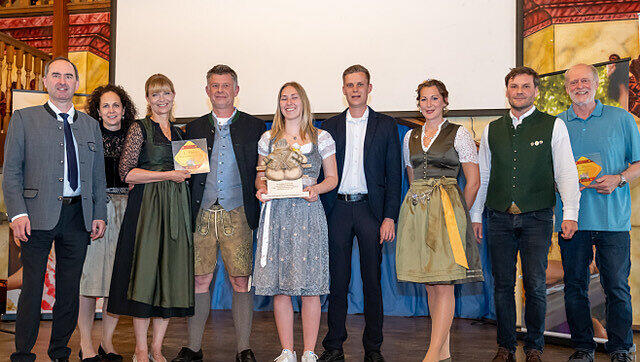 Laudator Hubert Aiwanger, Team des Gewinner-Biergartens, die Bayerische Bierkönigin Sarah Jäger und die beiden WuBi-Geschäftsführern Dr. Ursula Zimmermann und Thomas Glocker Laudator Hubert Aiwanger, Team des Gewinner-Biergartens, die Bayerische Bierkönigin Sarah Jäger und die beiden WuBi-Geschäftsführern Dr. Ursula Zimmermann und Thomas Glocker