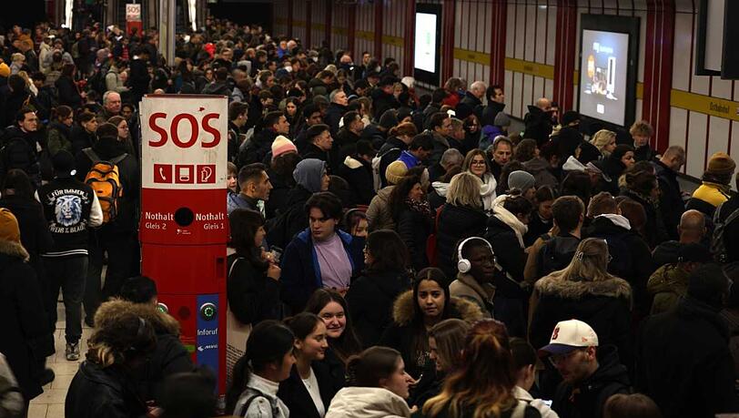 Viele Fahrgäste versuchen, auf die U-Bahn auszuweichen. Das Gedrängel in den Bahnhöfen wie hier bei der U5 ist gigantisch. Viele Fahrgäste versuchen, auf die U-Bahn auszuweichen. Das Gedrängel in den Bahnhöfen wie hier bei der U5 ist gigantisch.