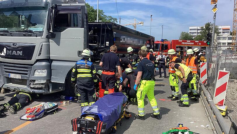 Bei einem Unfall in Laim ist am Morgen eine über 80 Jahre alte Frau von einem Lastwagen mitgerissen worden. Bei einem Unfall in Laim ist am Morgen eine über 80 Jahre alte Frau von einem Lastwagen mitgerissen worden.