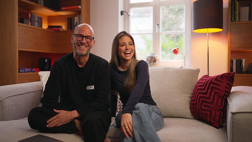 Wie Josefine Scholl im ProSieben-Format "Born Famous" verrät, sendete ihr Vater Mehmet Scholl früher versteckte Signale an seine Töchter. Wie Josefine Scholl im ProSieben-Format "Born Famous" verrät, sendete ihr Vater Mehmet Scholl früher versteckte Signale an seine Töchter.