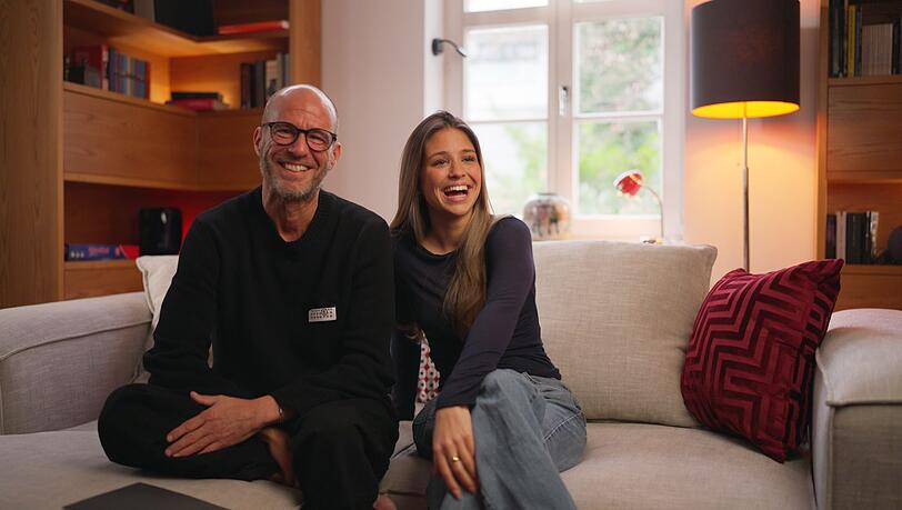 Wie Josefine Scholl im ProSieben-Format "Born Famous" verr&auml;t, sendete ihr Vater Mehmet Scholl fr&uuml;her versteckte Signale an seine T&ouml;chter.