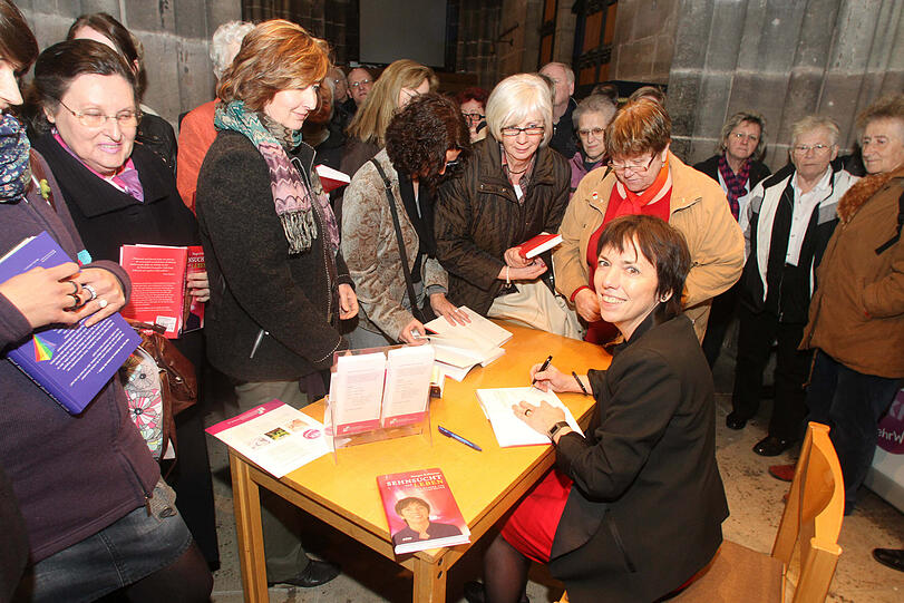 Margot Käßmann signiert nach dem Auftritt in der Lorenzkirche ihr neu erschienenes Buch &ndash; vor begeistertem Publikum.