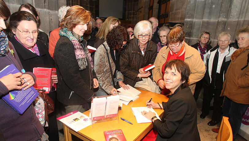 Margot Käßmann signiert nach dem Auftritt in der Lorenzkirche ihr neu erschienenes Buch – vor begeistertem Publikum. Margot Käßmann signiert nach dem Auftritt in der Lorenzkirche ihr neu erschienenes Buch – vor begeistertem Publikum.
