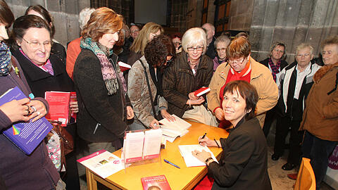 Margot Käßmann signiert nach dem Auftritt in der Lorenzkirche ihr neu erschienenes Buch &ndash; vor begeistertem Publikum.