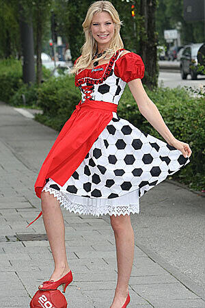Aber auch im Fußball-Dirndl macht sie eine gute Figur.