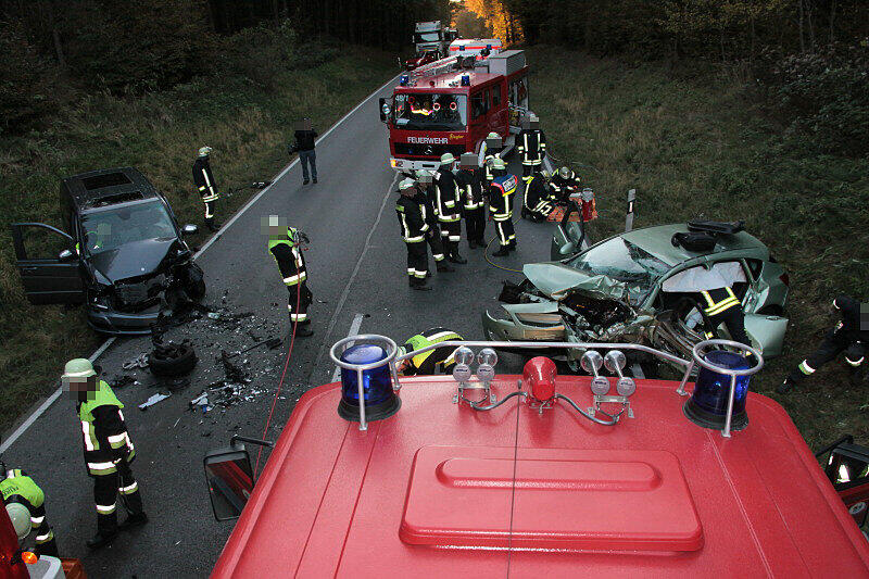 Im Landkreis Mühldorf wurden am späten Montagnachmittag zwei Personen bei einem schweren Verkehrsunfall verletzt.