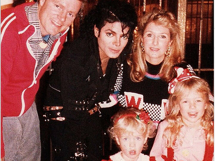 Die Hilton-Familie posiert zusammen mit Michael Jackson für ein Foto