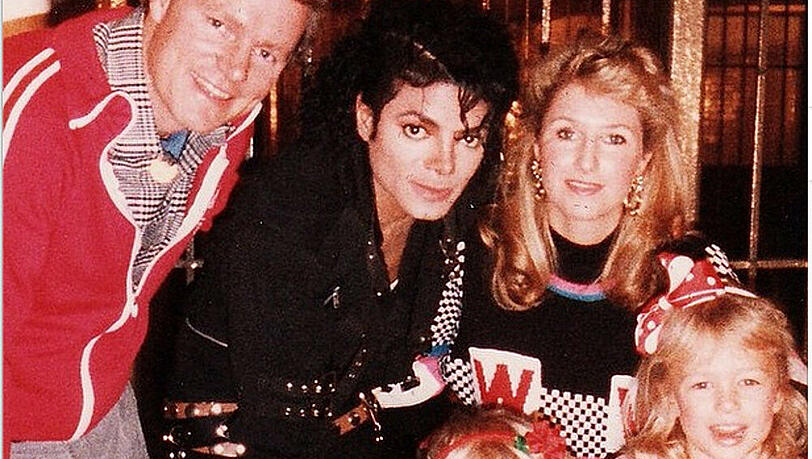 Die Hilton-Familie posiert zusammen mit Michael Jackson für ein Foto Die Hilton-Familie posiert zusammen mit Michael Jackson für ein Foto