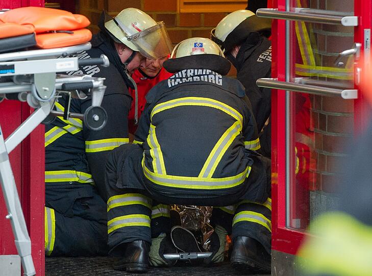 Durch einen umstürzenden Baum wurden in Hamburg mehrere Schulkinder verletzt.