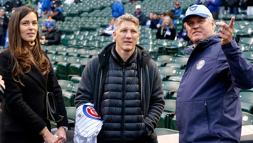 Bastian Schweinsteiger (Mitte) mit Ehefrau Ana und dem Ex-Baseballer Ryne Sandberg. Bastian Schweinsteiger (Mitte) mit Ehefrau Ana und dem Ex-Baseballer Ryne Sandberg.