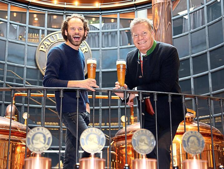 Der neue Fastenprediger Maxi Schafroth lacht sich mit Paulaner-Chef Andreas Steinfatt schonmal warm für den 13. März 2019.