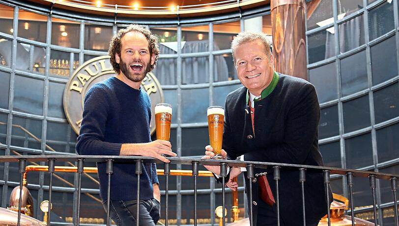 Der neue Fastenprediger Maxi Schafroth lacht sich mit Paulaner-Chef Andreas Steinfatt schonmal warm für den 13. März 2019. Der neue Fastenprediger Maxi Schafroth lacht sich mit Paulaner-Chef Andreas Steinfatt schonmal warm für den 13. März 2019.