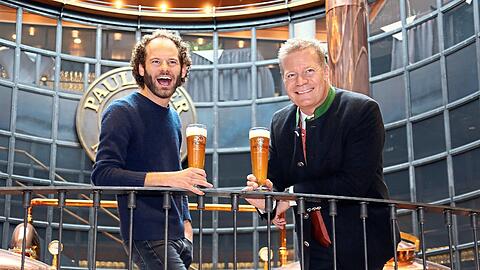 Der neue Fastenprediger Maxi Schafroth lacht sich mit Paulaner-Chef Andreas Steinfatt schonmal warm für den 13. März 2019.