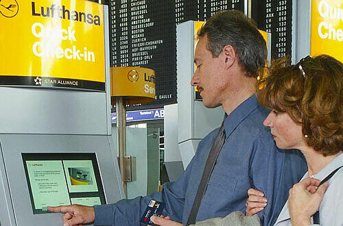 Paar checkt am Automaten selbst ein, Foto: Lufthansa