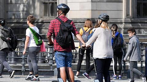 Touristen fahren mit Segways durch Berlin-Mitte.