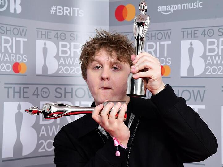 Die Auszeichnung für die Single des Jahres nahm der Sänger und Songwriter Lewis Capaldi entgegen.