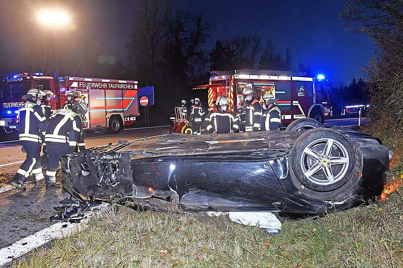 Auf der A8 Richtung München kommt ein Ferrari von der Fahrbahn ab und überschlägt sich.