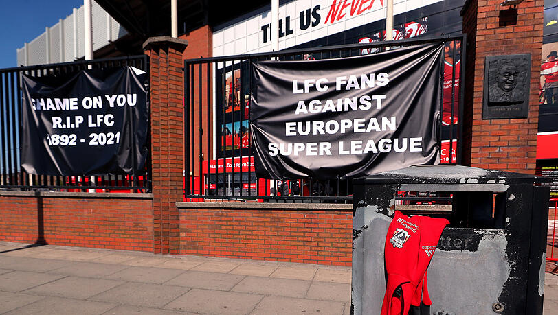 Liverpool-Fans protestieren mit Bannern vor dem Stadion gegen die Super-League-Pläne ihres Klubs.