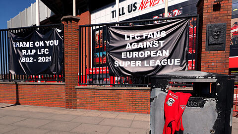 Liverpool-Fans protestieren mit Bannern vor dem Stadion gegen die Super-League-Pläne ihres Klubs.