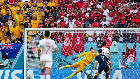 Tunesiens Torhüter Aymen Dahmen (hinten) streckt sich vergeblich nach dem Ball von Mitchell Duke (nicht im Bild), der zum 0-1 ins Tor geht.
