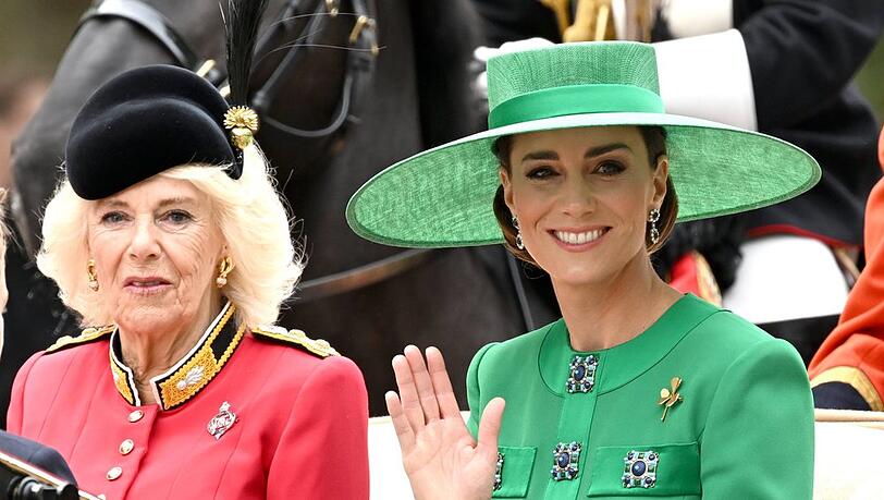 Prinzessin Kate (r.) neben Königin Camilla in der Kutsche.