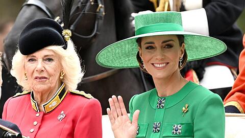 Prinzessin Kate (r.) neben Königin Camilla in der Kutsche.