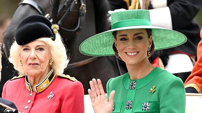 Prinzessin Kate (r.) neben Königin Camilla in der Kutsche.