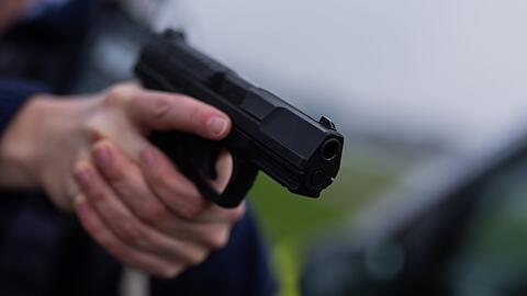 An einer Ampel bedrohte ein Autofahrer pl&ouml;tzlich einen Radfahrer mit der Pistole. (Symbolbild)