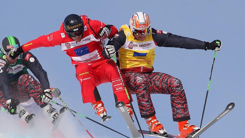 Beim Skicross kämpft Jeder gegen Jeden auf der eisigen Piste. Beim Skicross kämpft Jeder gegen Jeden auf der eisigen Piste.