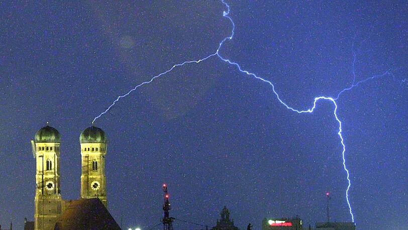Gewitter! Am Wochenende soll es regnen aber auch warm werden. Gewitter! Am Wochenende soll es regnen aber auch warm werden.