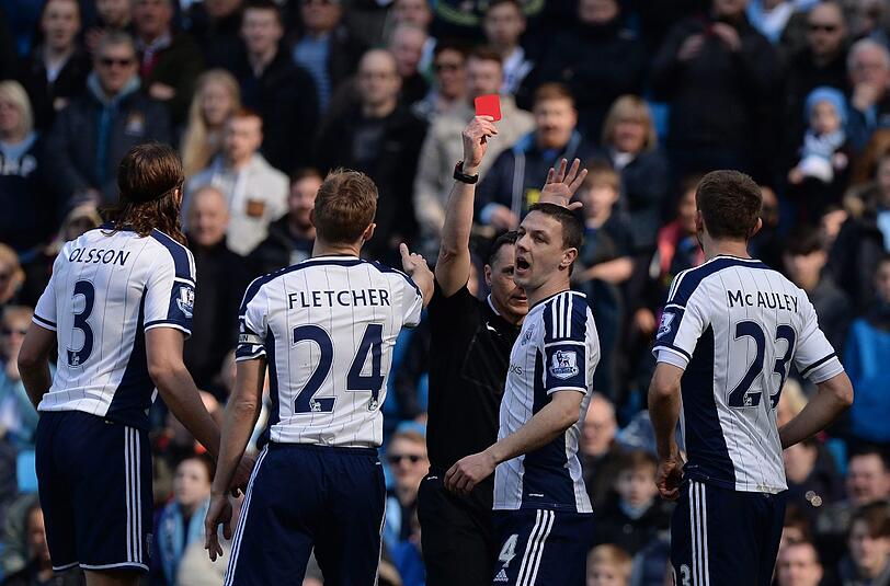 Neil Swarbrick zeigt McAuley die Rote Karte. Das Foul hatte aber Craig Dawson begangen.