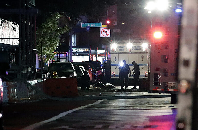 Eine heftige Explosion hat am Samstagabend den New Yorker Stadtteil Manhattan erschüttert. Die Bilder vom Tatort.
