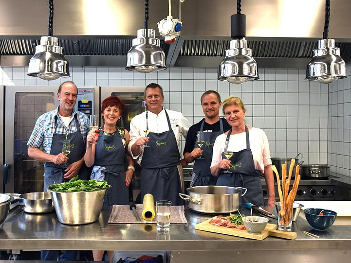 Kulinarische Tipps vom Profi: Küchenchef Michael Hüsken (Mitte) mit den Gewinnern des Kochkurses.