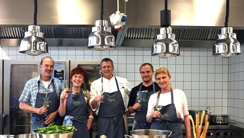 Kulinarische Tipps vom Profi: Küchenchef Michael Hüsken (Mitte) mit den Gewinnern des Kochkurses. Kulinarische Tipps vom Profi: Küchenchef Michael Hüsken (Mitte) mit den Gewinnern des Kochkurses.