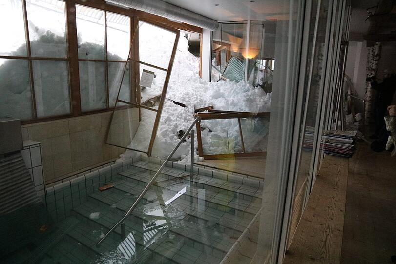 Durch die Wucht der 300 m breiten Lawine gelangten Schneemassen in den Wellnessbereich des Hotels.