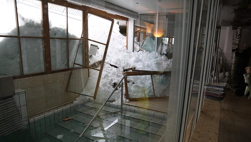 Durch die Wucht der 300 m breiten Lawine gelangten Schneemassen in den Wellnessbereich des Hotels. Durch die Wucht der 300 m breiten Lawine gelangten Schneemassen in den Wellnessbereich des Hotels.