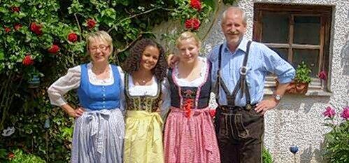 Damit der Gastschüler gut in seine neue Familie integriert ist, sollte er auch deren Traditionen und Rituale kennenlernen.