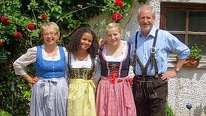 Damit der Gastschüler gut in seine neue Familie integriert ist, sollte er auch deren Traditionen und Rituale kennenlernen. Damit der Gastschüler gut in seine neue Familie integriert ist, sollte er auch deren Traditionen und Rituale kennenlernen.