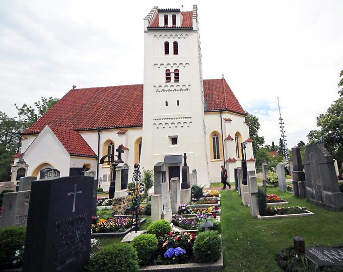 St. Martin in Untermenzing ist ein spätgotischer Saalbau mit eingezogenem Chor und westlichem Sattelturm mit Treppengiebel.