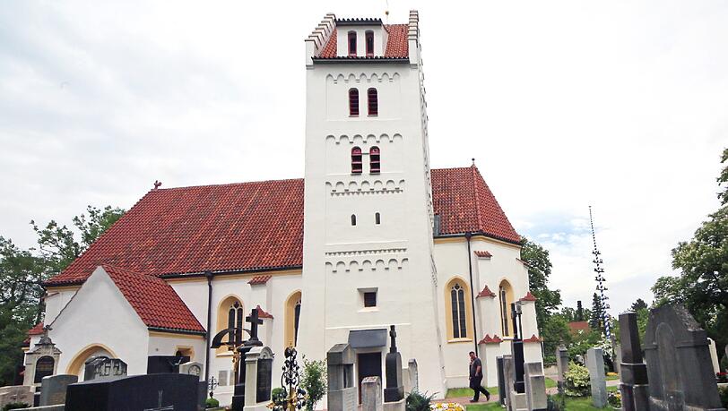 St. Martin in Untermenzing ist ein spätgotischer Saalbau mit eingezogenem Chor und westlichem Sattelturm mit Treppengiebel. St. Martin in Untermenzing ist ein spätgotischer Saalbau mit eingezogenem Chor und westlichem Sattelturm mit Treppengiebel.