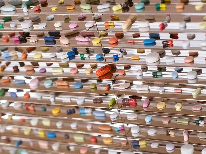Eine Werk des Künstlers Damien Hirst mit tausenden von Pillen ist während der Jubiläumsausstellung "Forever Young - Zehn Jahre Museum Brandhorst" zu sehen. Foto: Peter Kneffel