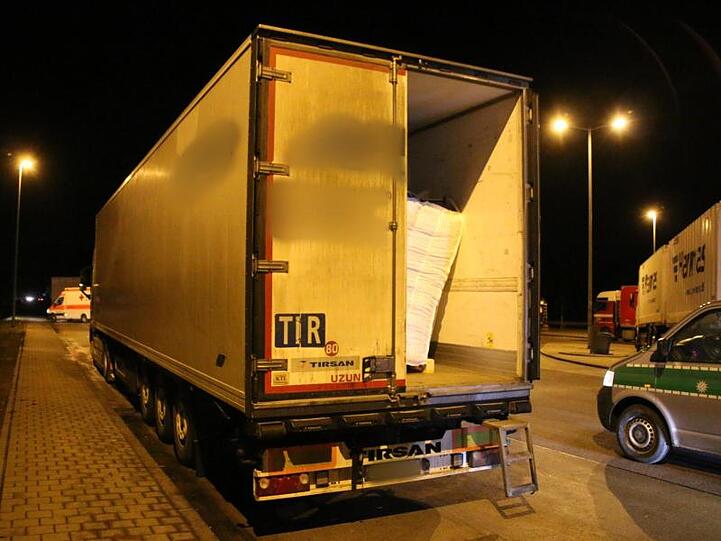 Ein Transporter steht auf einem Autobahnparkplatz Ludergraben mit einer offenen Hintertür. Foto: Andy Eberlein/dpa