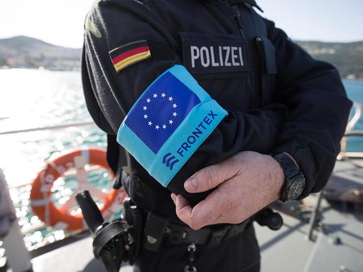 Ein Beamter der Bundespolizei See steht im Hafen der Insel Samos auf dem Vordeck des Streifenboots BP 62 "Uckermark".