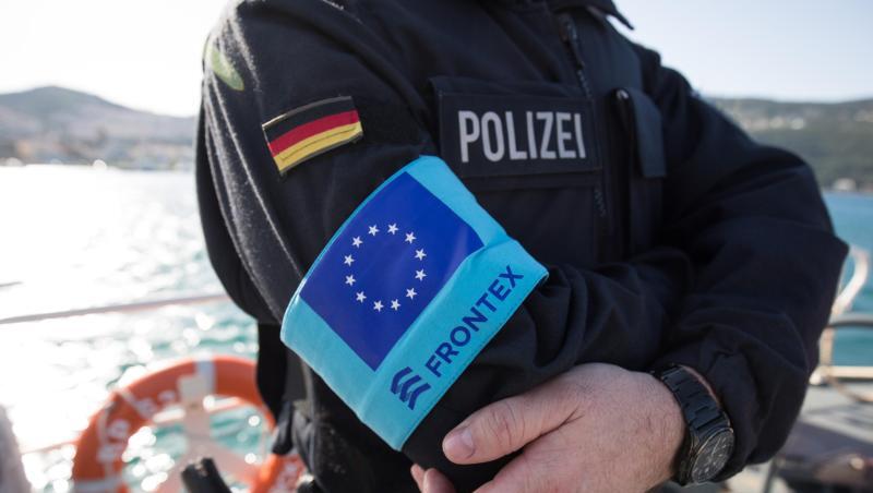 Ein Beamter der Bundespolizei See steht im Hafen der Insel Samos auf dem Vordeck des Streifenboots BP 62 "Uckermark". Ein Beamter der Bundespolizei See steht im Hafen der Insel Samos auf dem Vordeck des Streifenboots BP 62 "Uckermark".