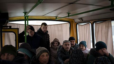 Um Zivilisten die Flucht aus belagerten Städten zu ermöglichen, haben sich die ukrainischen und russischen Streitkräfte auf eine Feuerpause auf bestimmten Fluchtrouten geeinigt.