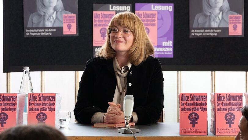 Nina Gummich als Alice Schwarzer in "Alice".