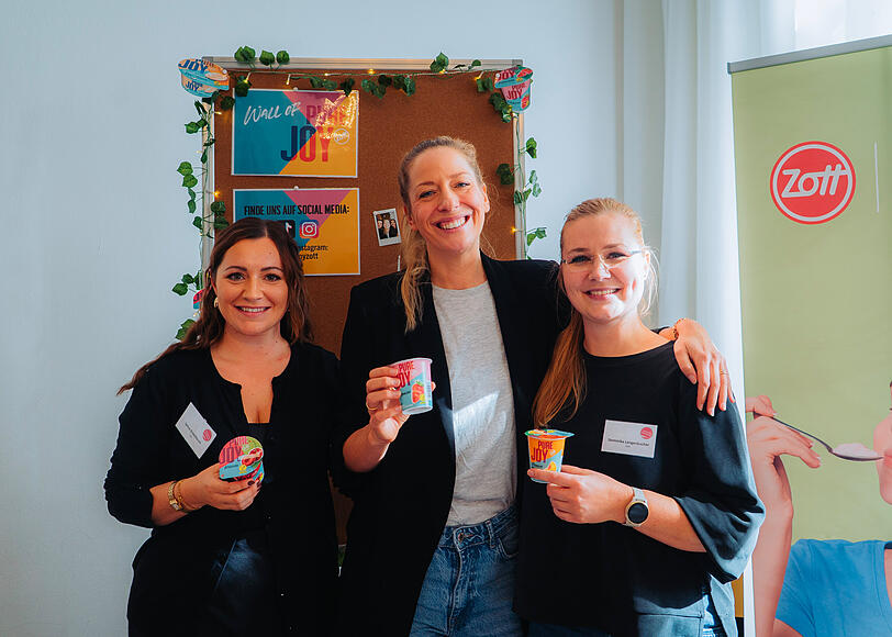 Die Traditionsmolkerei Zott stellt an ihrem Stand ihre veganen Joghurts vor. Seit 2022 hat das Unternehmen eine vegane Produktlinie. Auf dem Foto: v.l. Selina Griechbaum, Sandra Gottschalker und Dominika Langenbucher.
